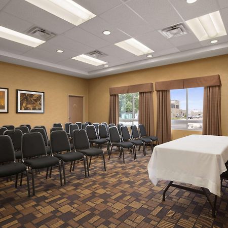 Days Inn & Suites By Wyndham Winnipeg Airport Manitoba מראה חיצוני תמונה