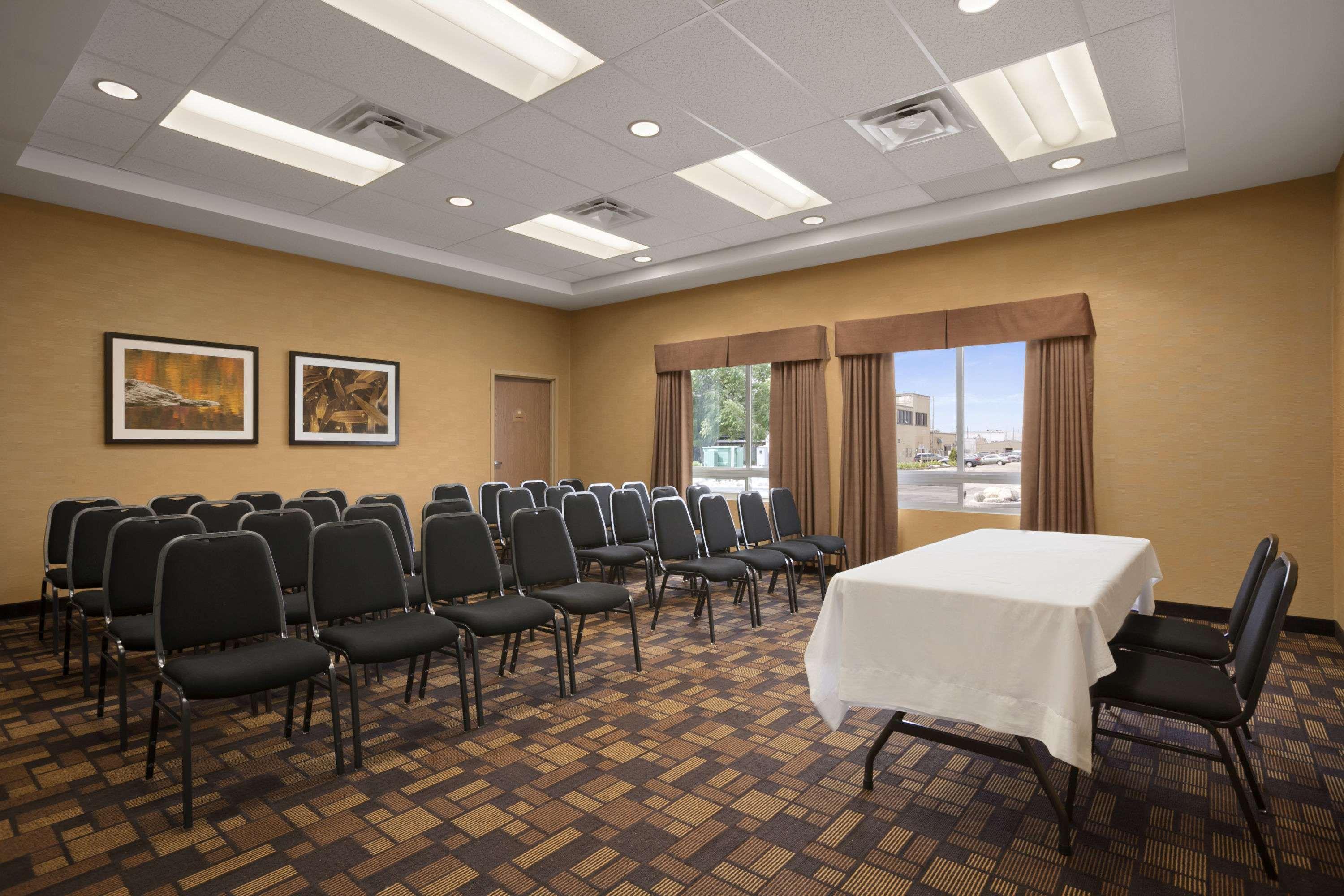 Days Inn & Suites By Wyndham Winnipeg Airport Manitoba מראה חיצוני תמונה