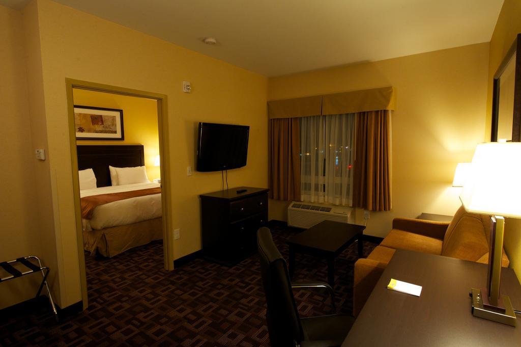 Days Inn & Suites By Wyndham Winnipeg Airport Manitoba מראה חיצוני תמונה
