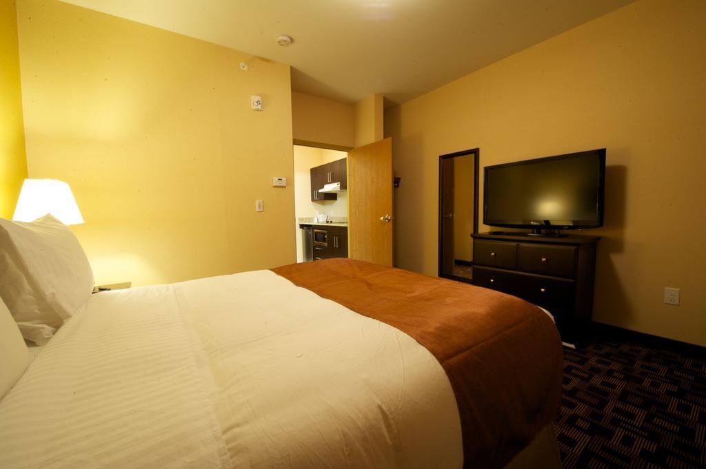 Days Inn & Suites By Wyndham Winnipeg Airport Manitoba מראה חיצוני תמונה
