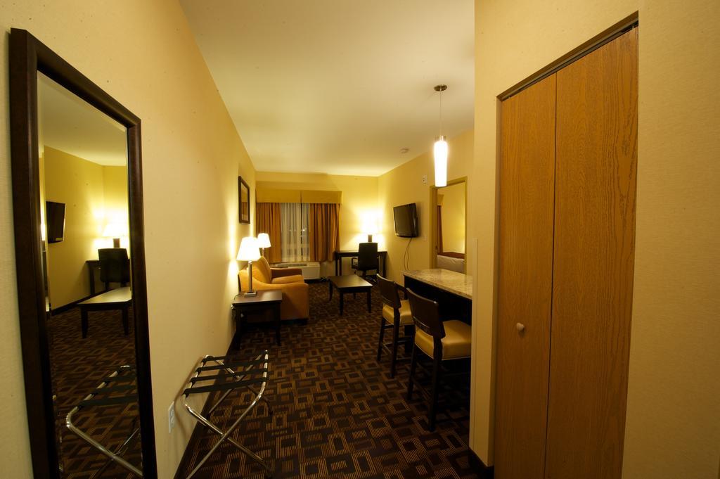 Days Inn & Suites By Wyndham Winnipeg Airport Manitoba מראה חיצוני תמונה